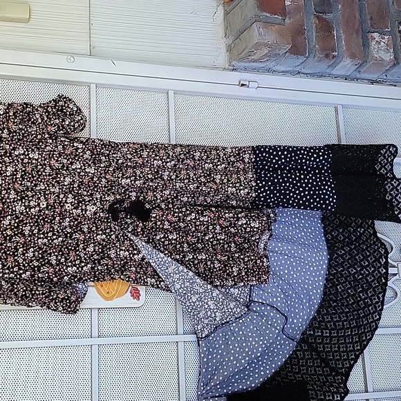 ART CLASS dress with attached shorts. Mixed floral pattern. Size 10-12. - Picture 3 of 7